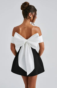 Vestido mini con lazo y espalda descubierta