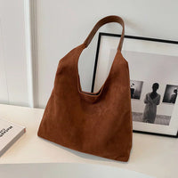 Bolso elegante de ante con forma suave