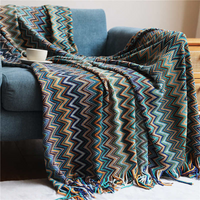 Manta tejida con flecos y zigzag multicolor