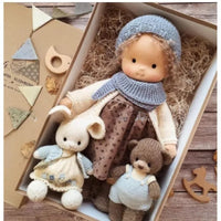 Muñeca Waldorf suave hecha de tela en una encantadora caja decorativa