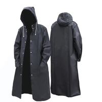 Elegante impermeable largo negro